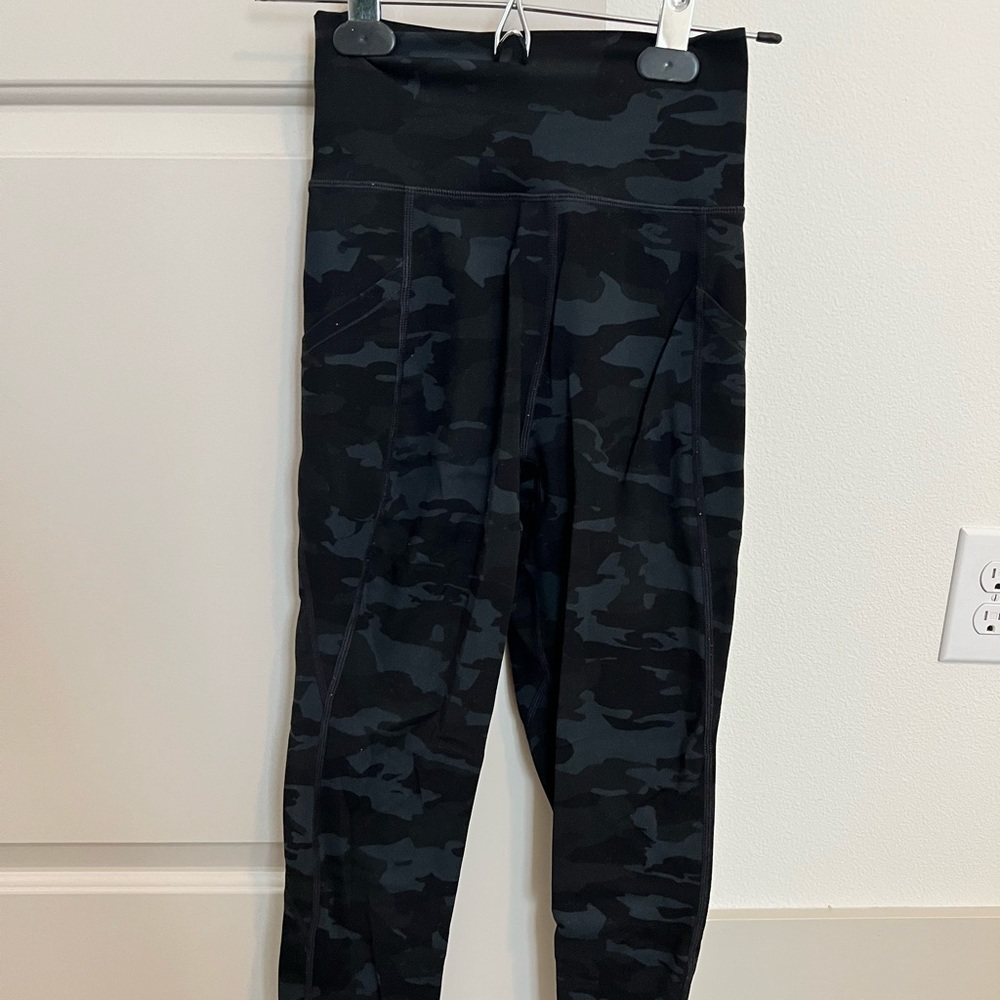 Black camo alphalete pocket legging